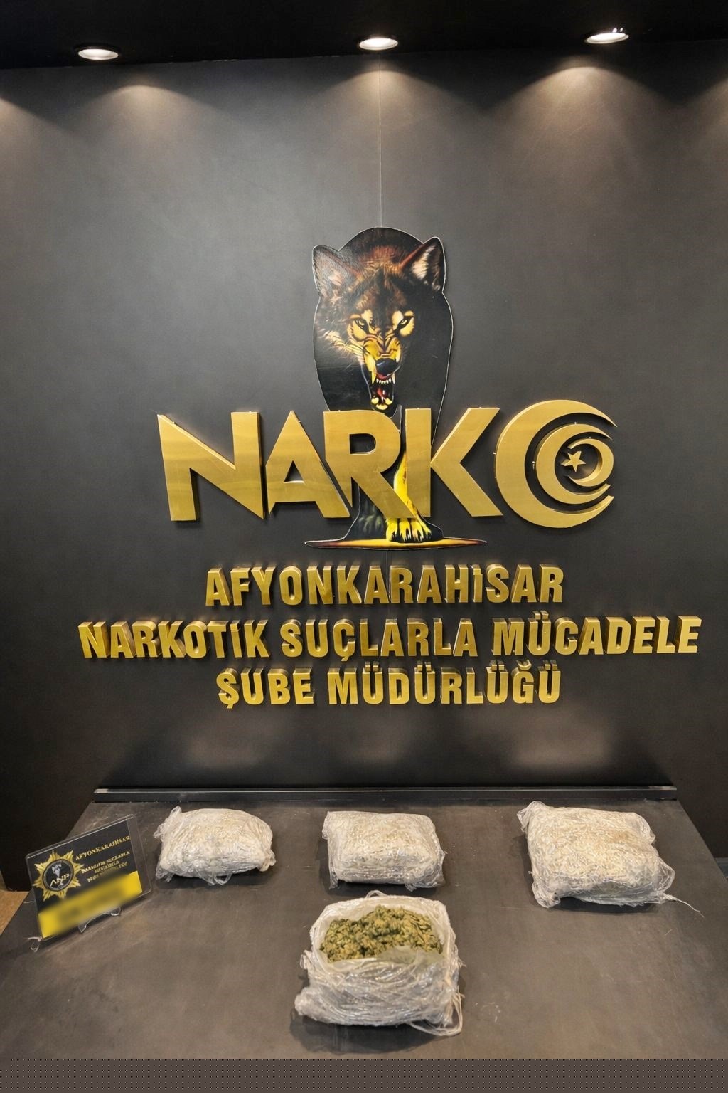 Aracın tamponuna zulalanmış uyuşturucu böyle bulundu
