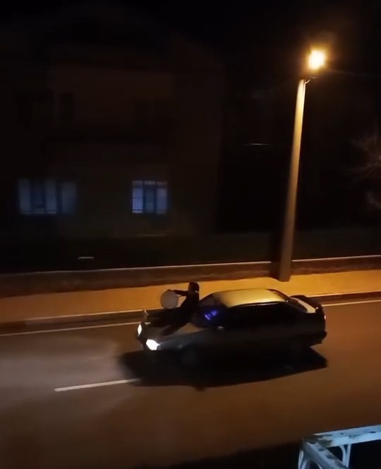 Aracın üzerine çıkan davulcu mahalleliyi sahura böyle uyandırdı
