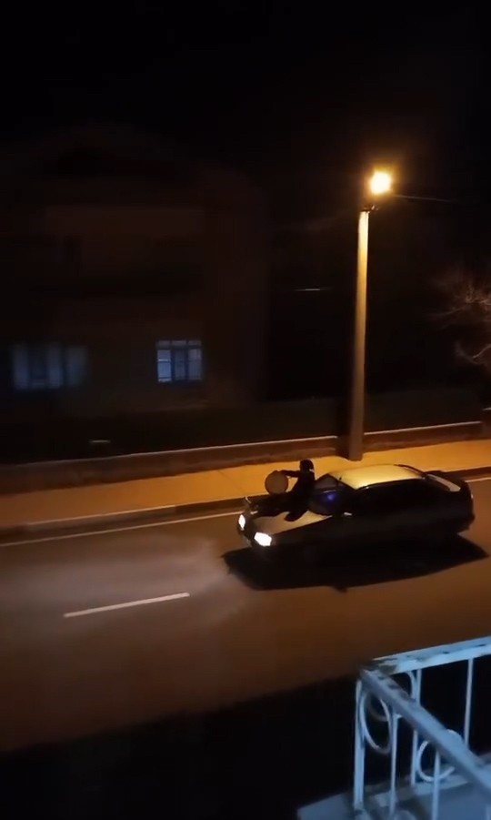 Aracın üzerine çıkan davulcu mahalleliyi sahura böyle uyandırdı
