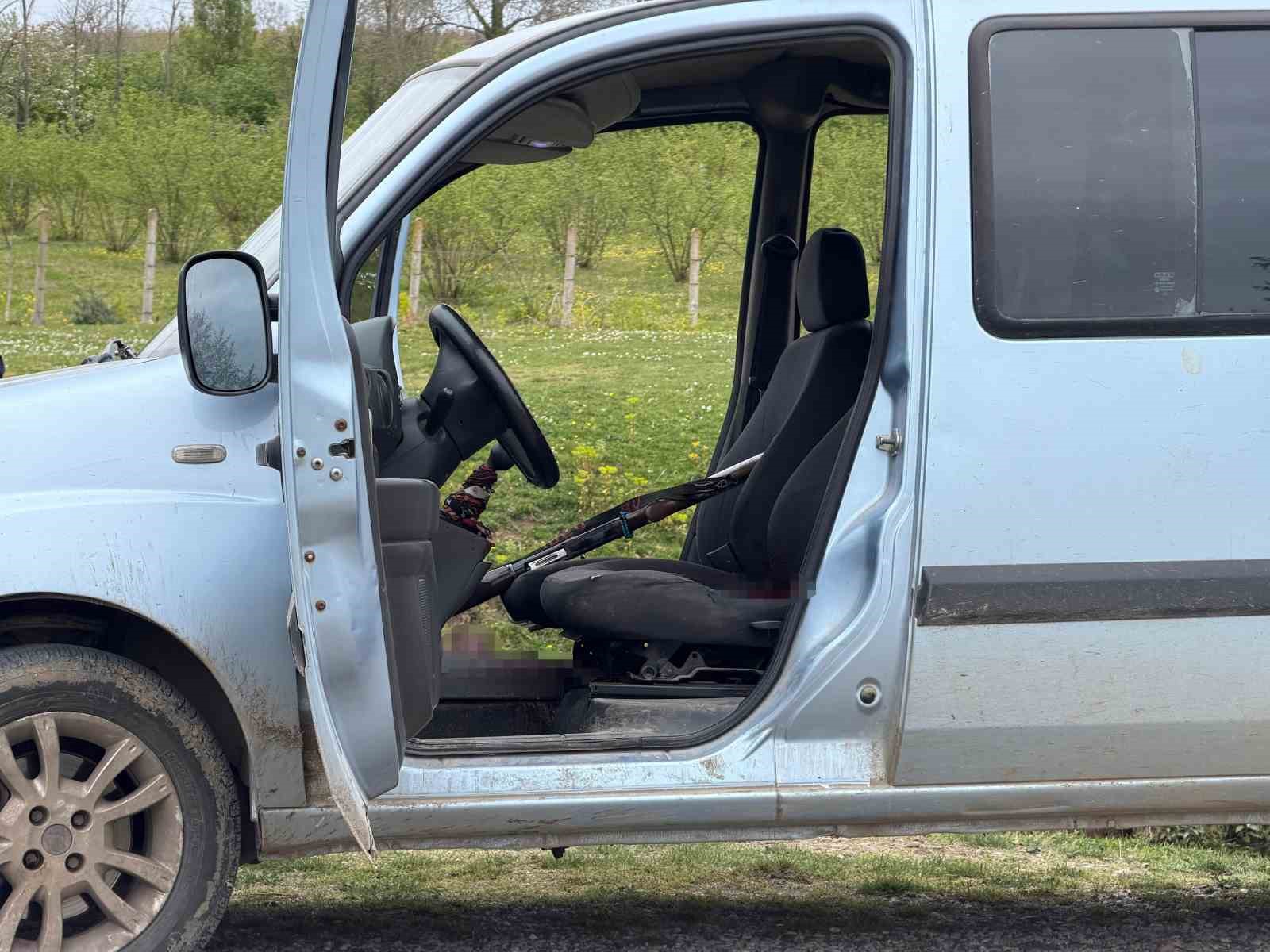 Aracında silahla vurulmuş halde bulundu
