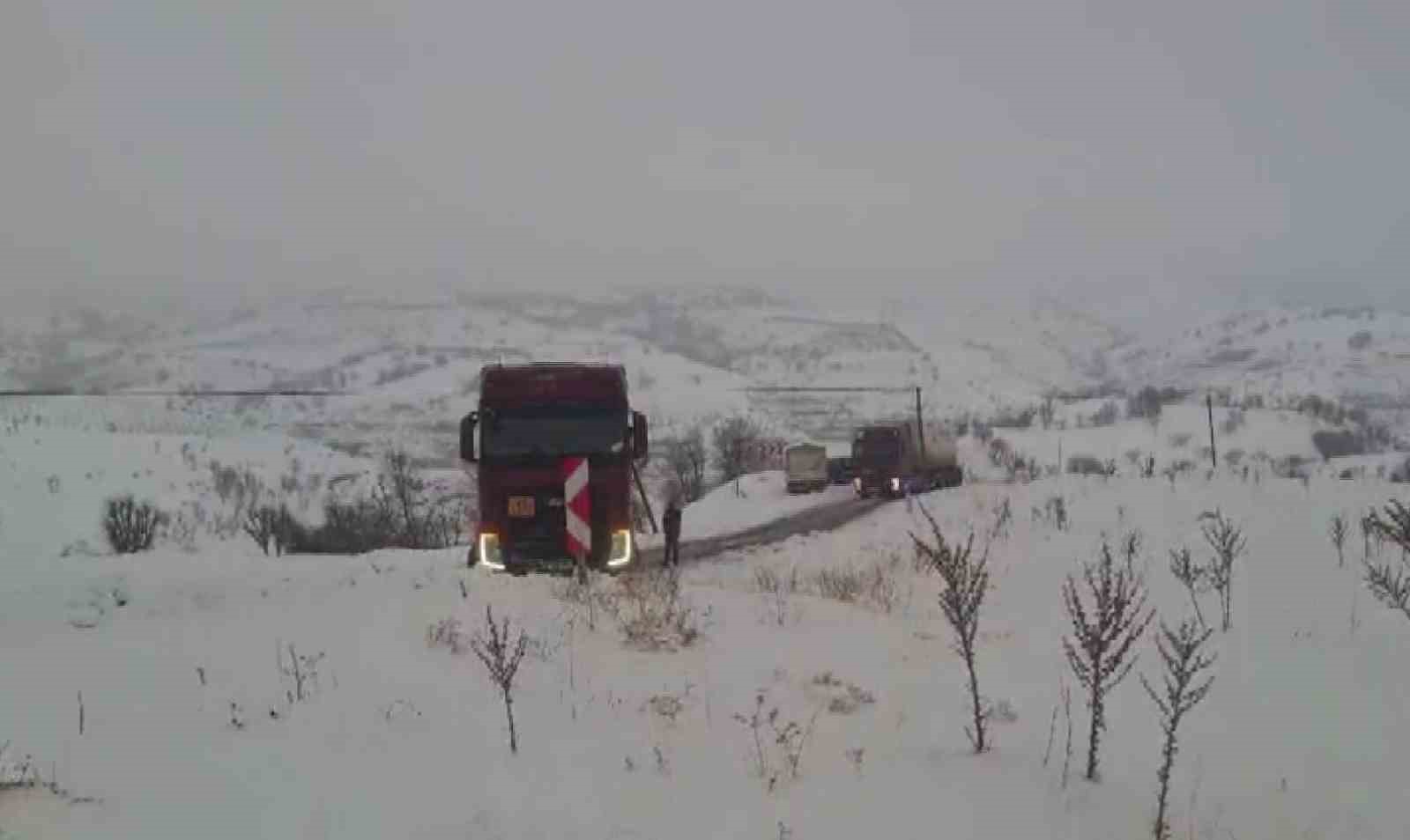 Araçlar karlı yolda mahsur kaldı
