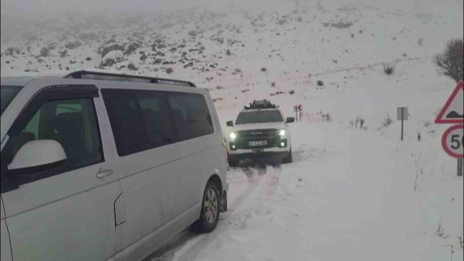 Araçlar karlı yolda mahsur kaldı
