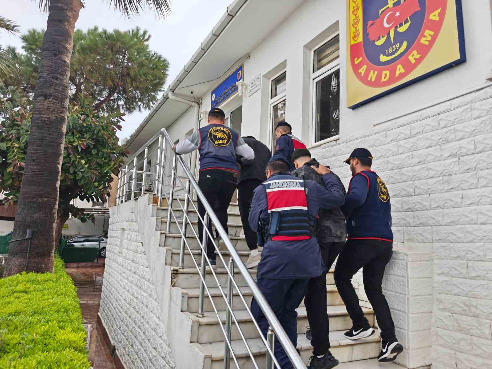 Araçlara dadanan hırsızlar, 35 kamera incelenerek yakalandı
