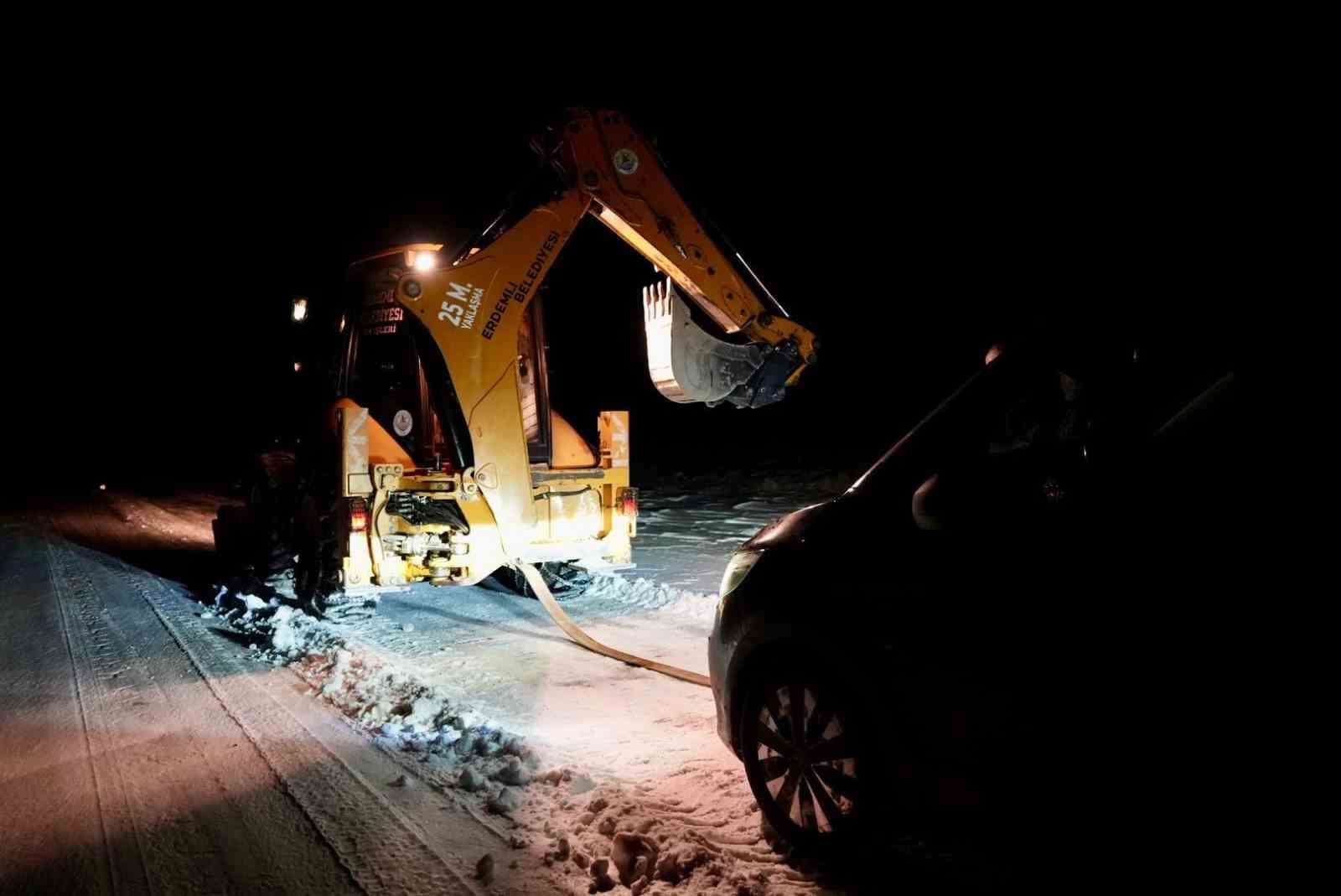 Araçlarıyla karlı ve buzlu yolda mahsur kalanları ekipler kurtardı
