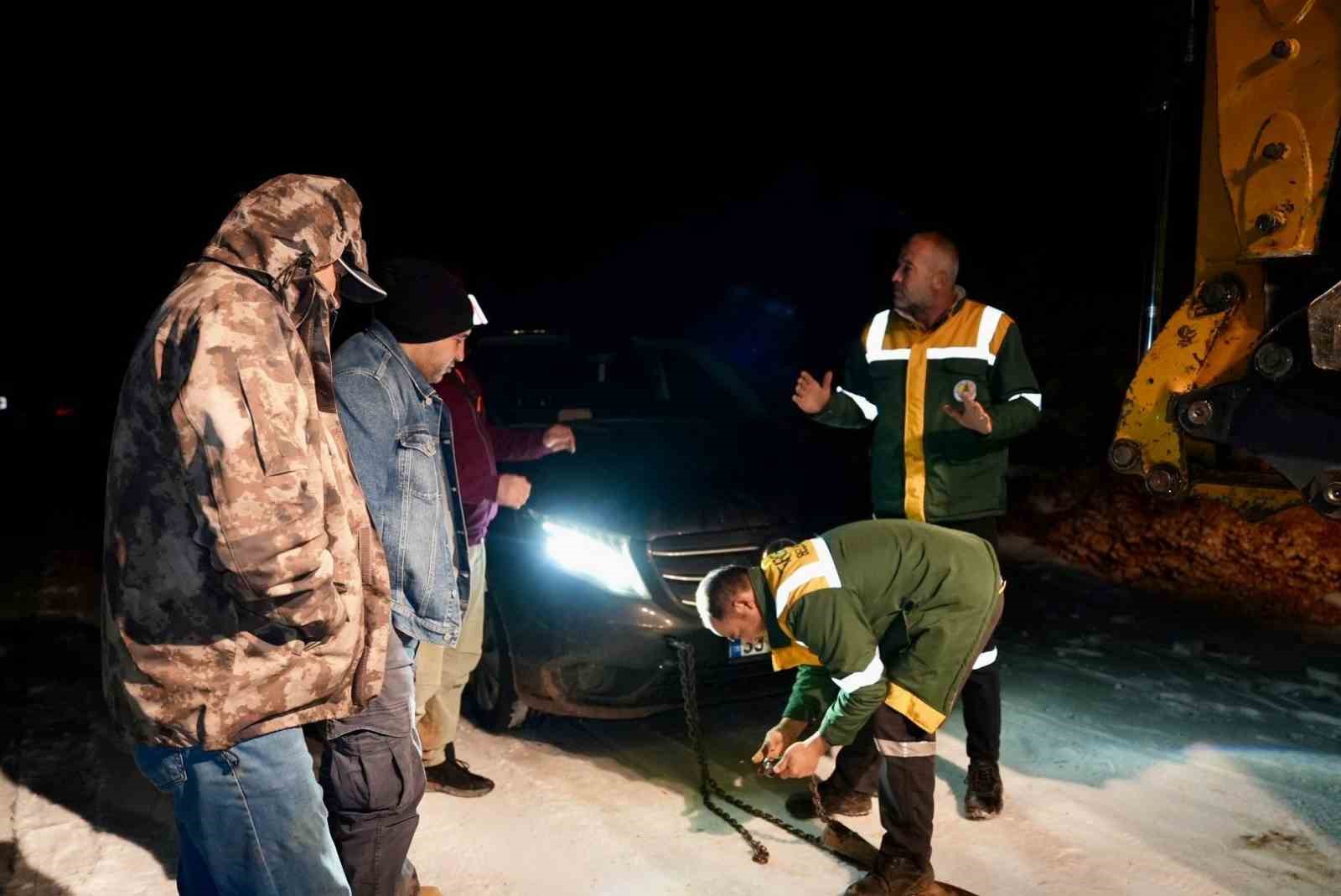 Araçlarıyla karlı ve buzlu yolda mahsur kalanları ekipler kurtardı
