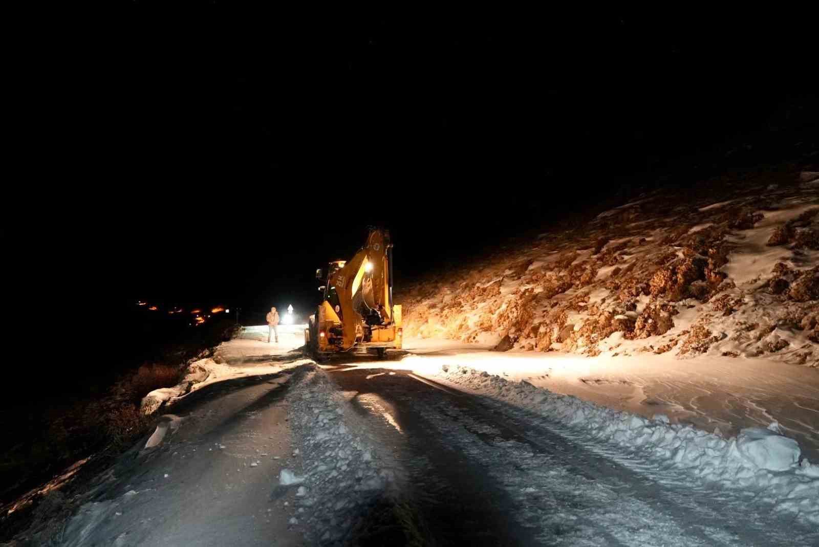 Araçlarıyla karlı ve buzlu yolda mahsur kalanları ekipler kurtardı
