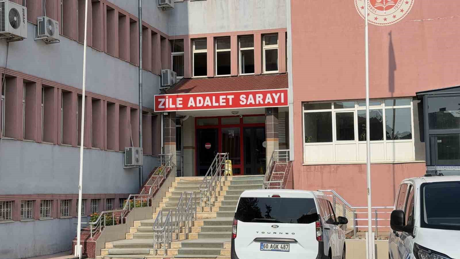 Araçta ölü bulunmuştu, 2 yıl sonra eşini "kasten öldürme" suçlamasıyla hakim karşısına çıktı

