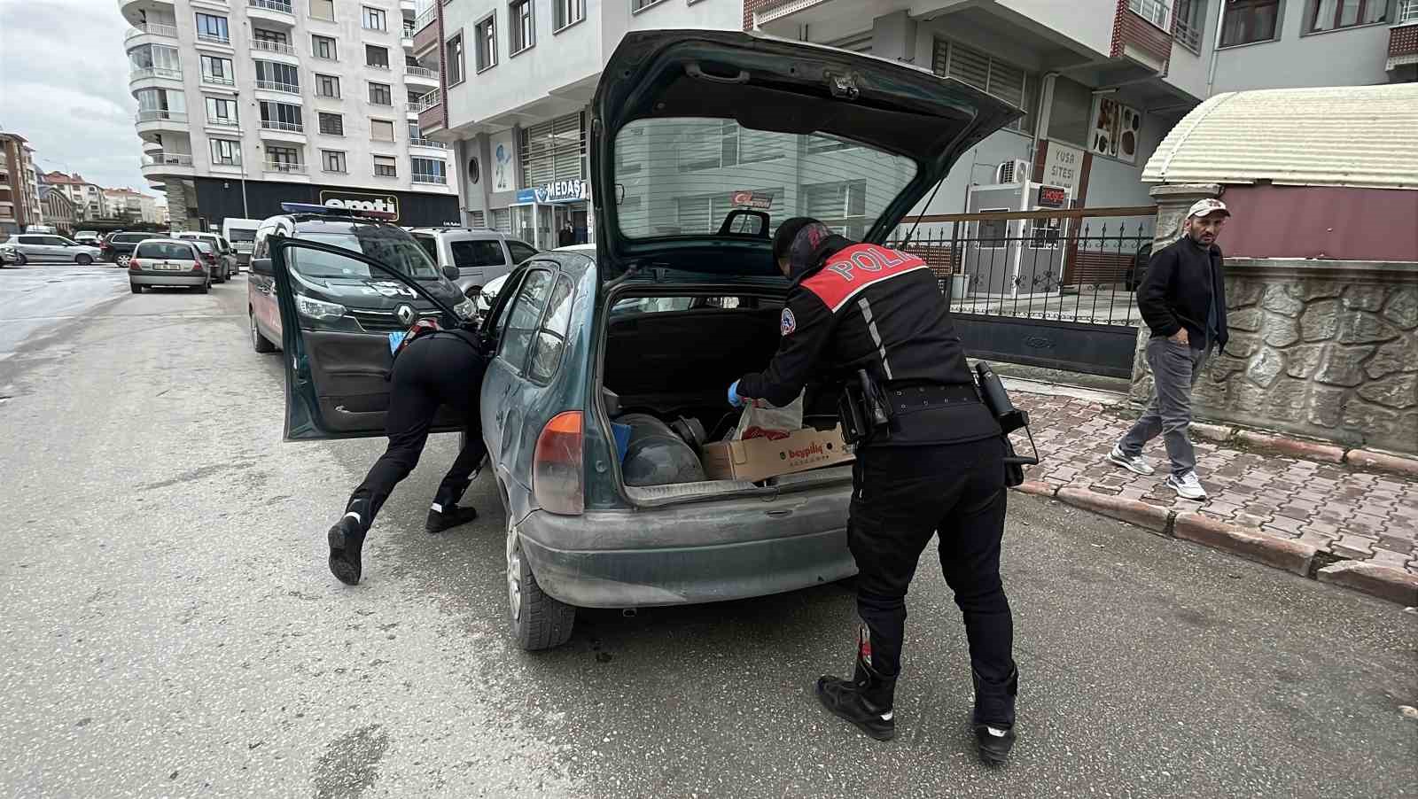 Araçtan uyuşturucu maddeyi attılar, yakalanınca ‘üzerimde bir şey yok" savunması yaptılar
