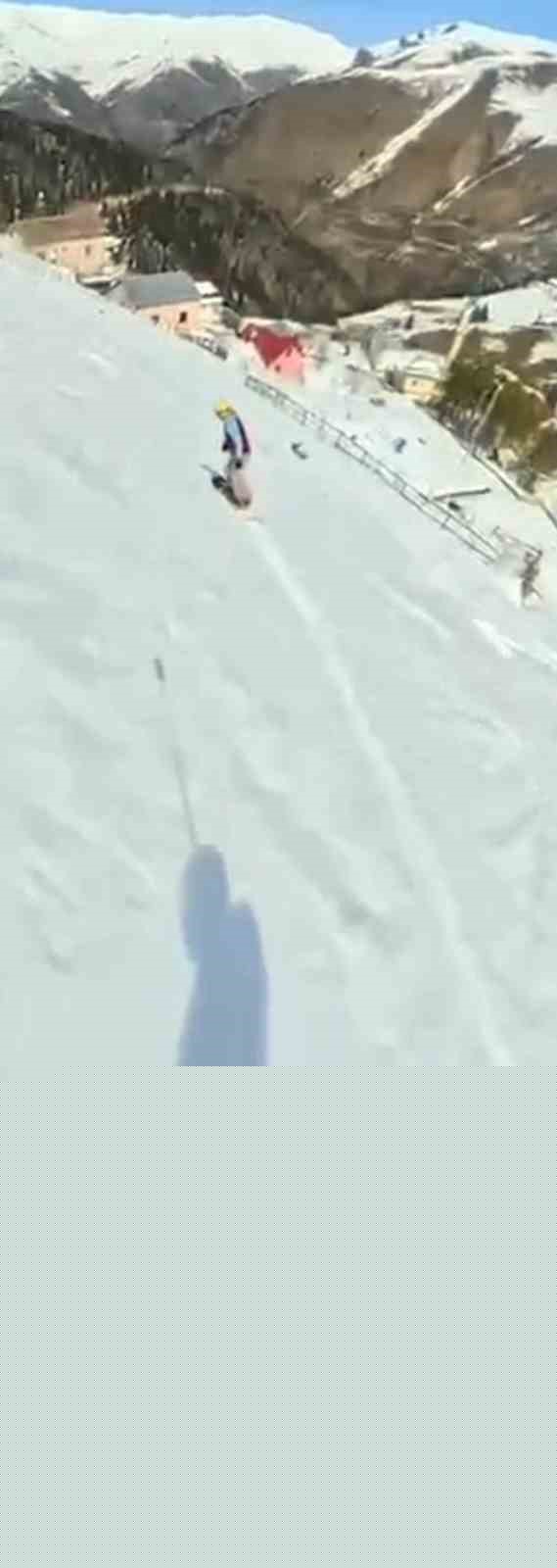 Araklı’nın karlı tepelerinde mahalle arasında snowboard keyfi
