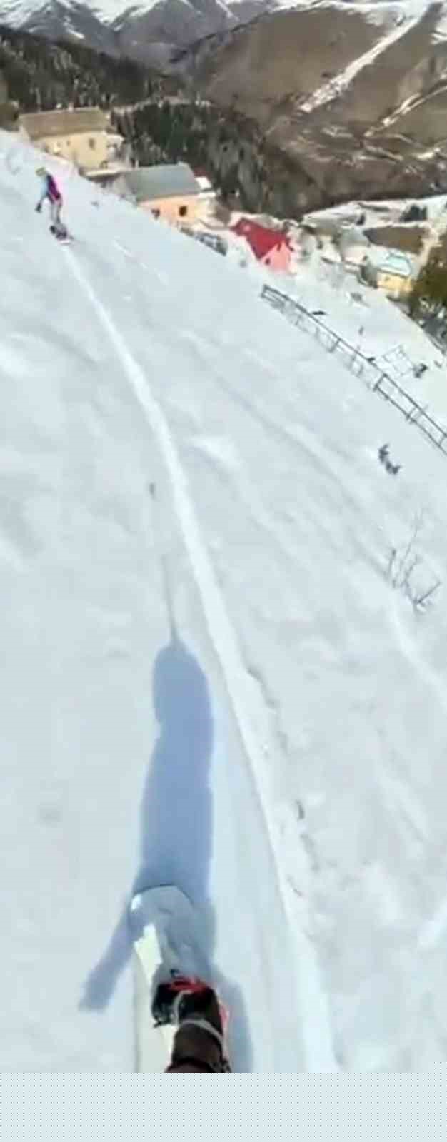 Araklı’nın karlı tepelerinde mahalle arasında snowboard keyfi
