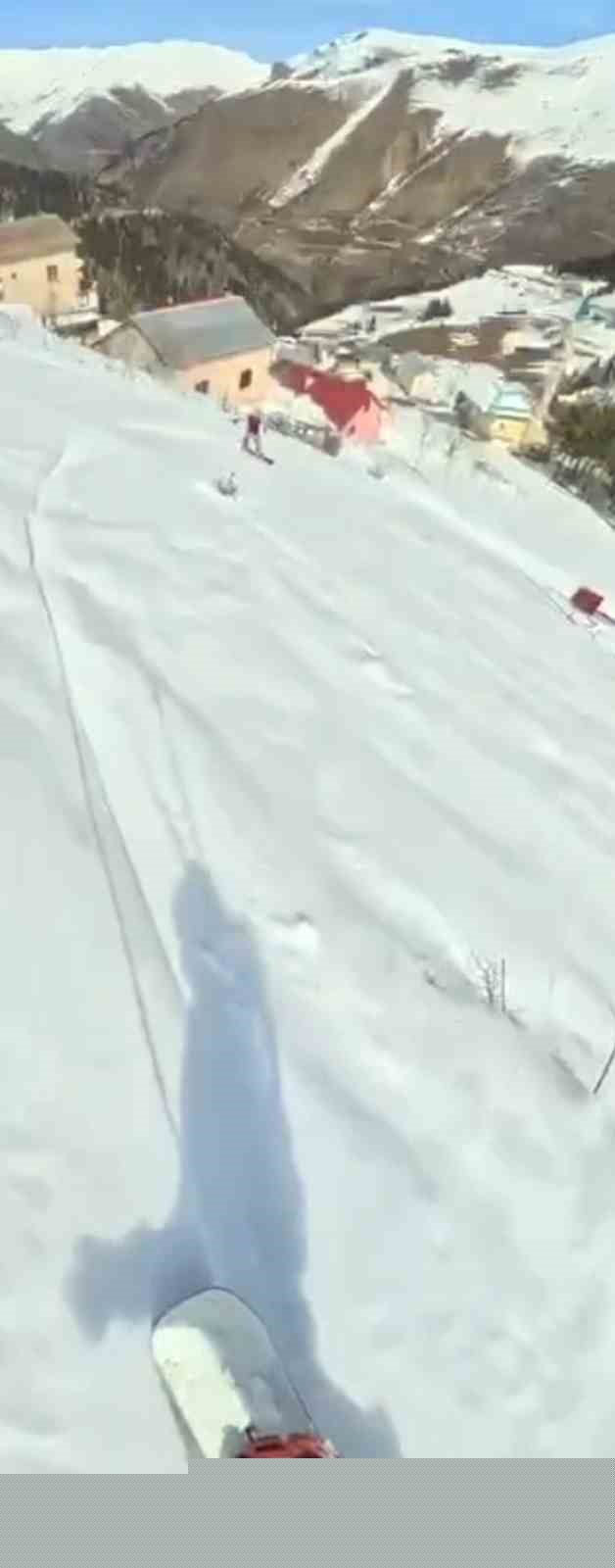 Araklı’nın karlı tepelerinde mahalle arasında snowboard keyfi
