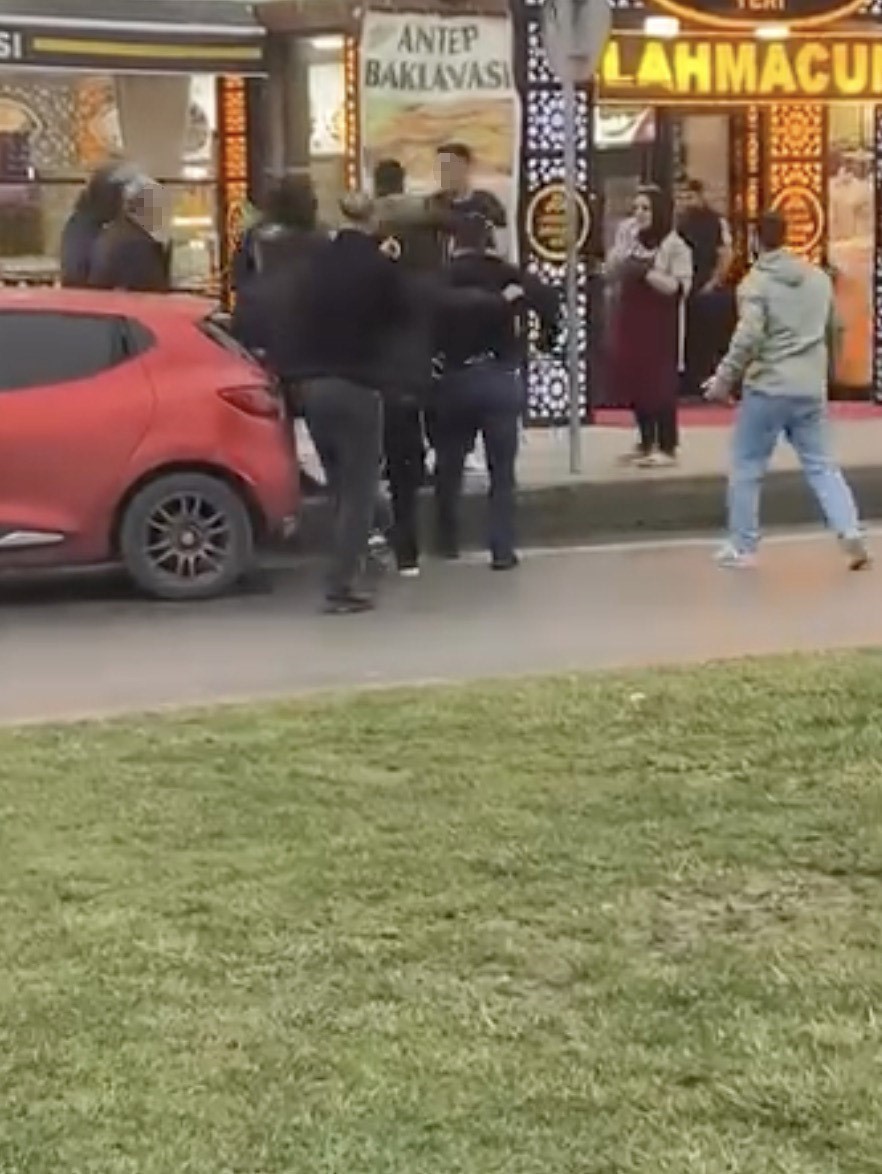 Aralarına aldıkları kişi tekme tokat dövdüler: O anlar kamerada
