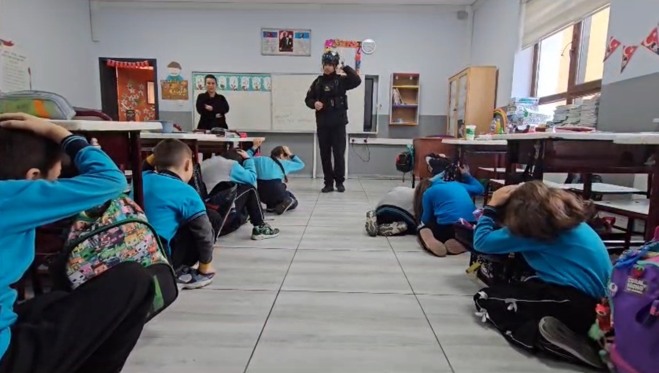 Arama kurtarma köpeği Tipo, öğrencilerin gözdesi oldu
