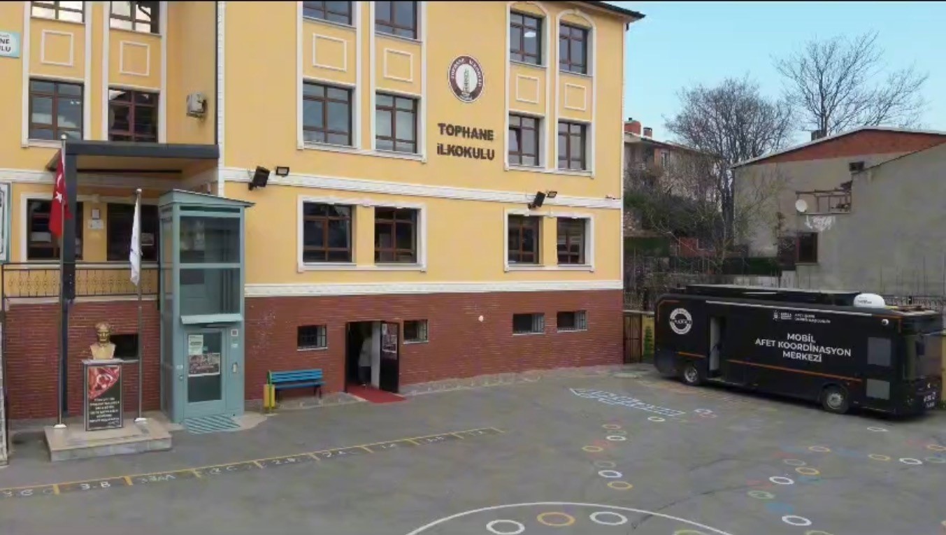 Arama kurtarma köpeği Tipo, öğrencilerin gözdesi oldu
