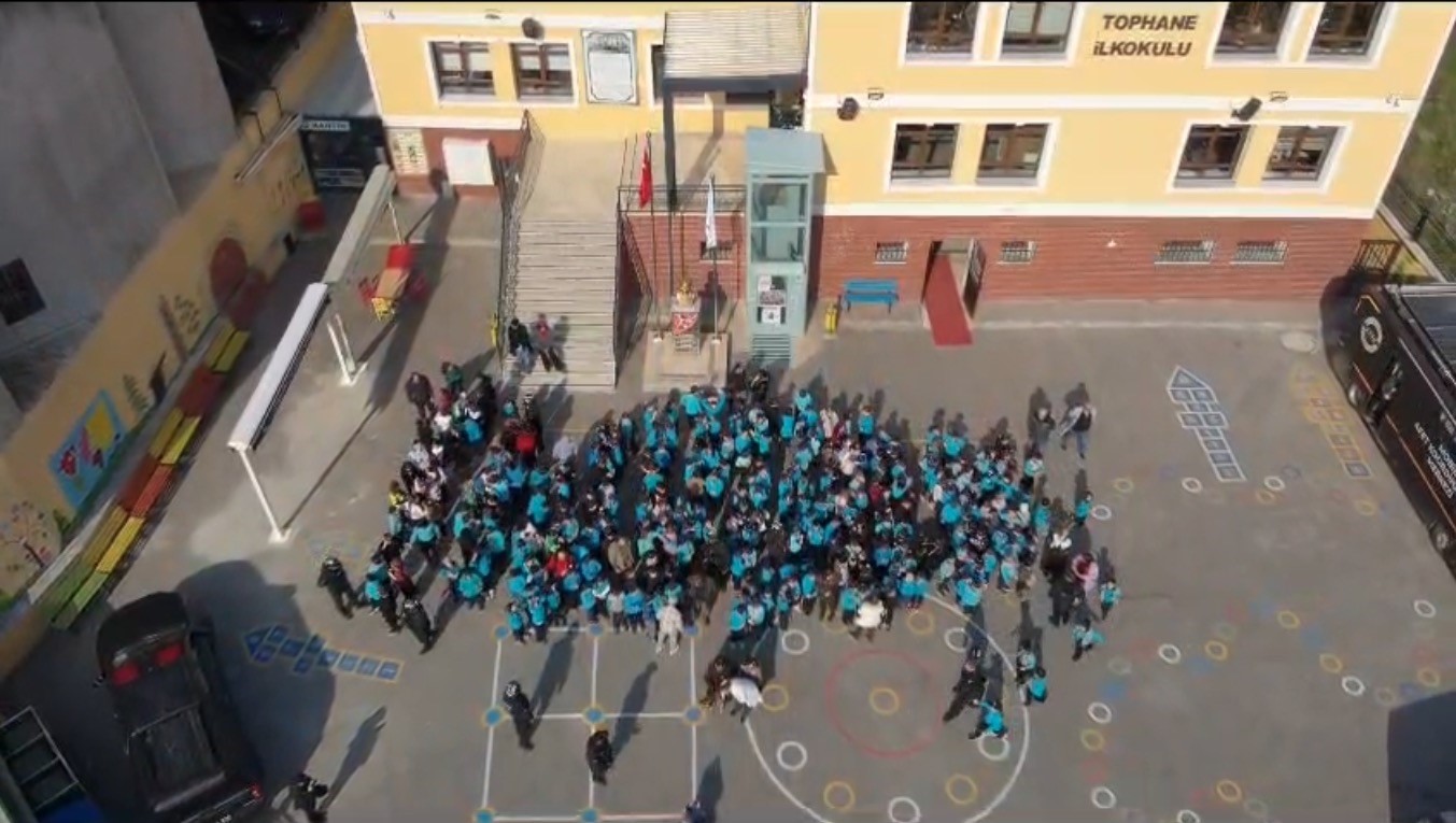 Arama kurtarma köpeği Tipo, öğrencilerin gözdesi oldu
