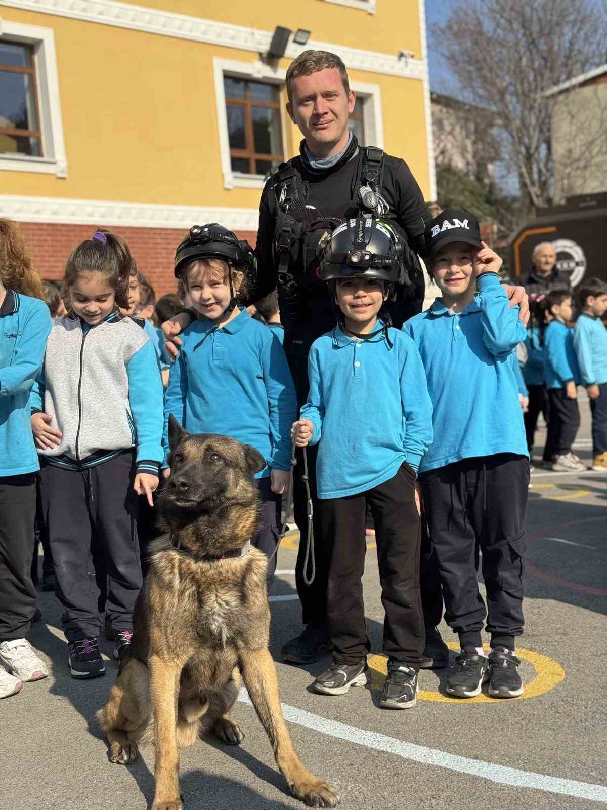 Arama kurtarma köpeği Tipo, öğrencilerin gözdesi oldu
