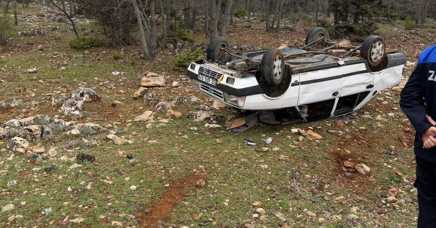 Araziye devrilen otomobilden yara almadan çıktılar
