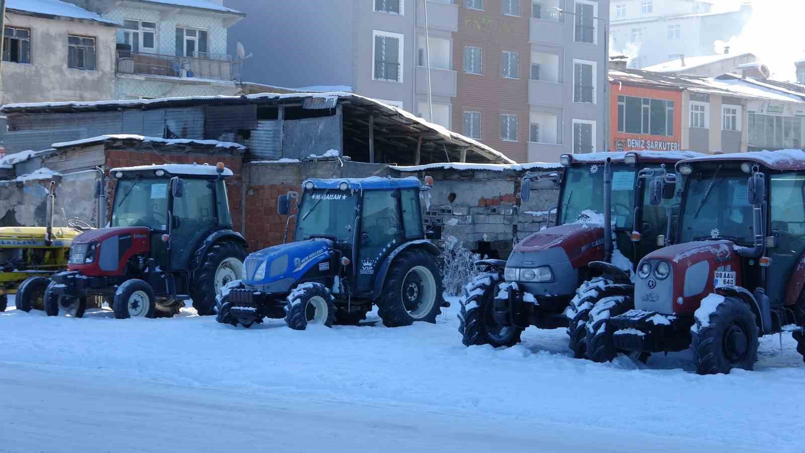 Ardahan dondu; Göle eksi 39,7’yi gördü
Ardahan dondu; Göle eksi 39,7’yi gördü