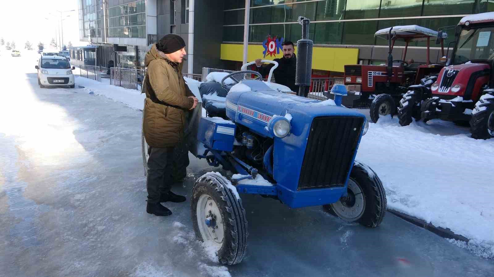 Ardahan dondu; Göle eksi 39,7’yi gördü
Ardahan dondu; Göle eksi 39,7’yi gördü