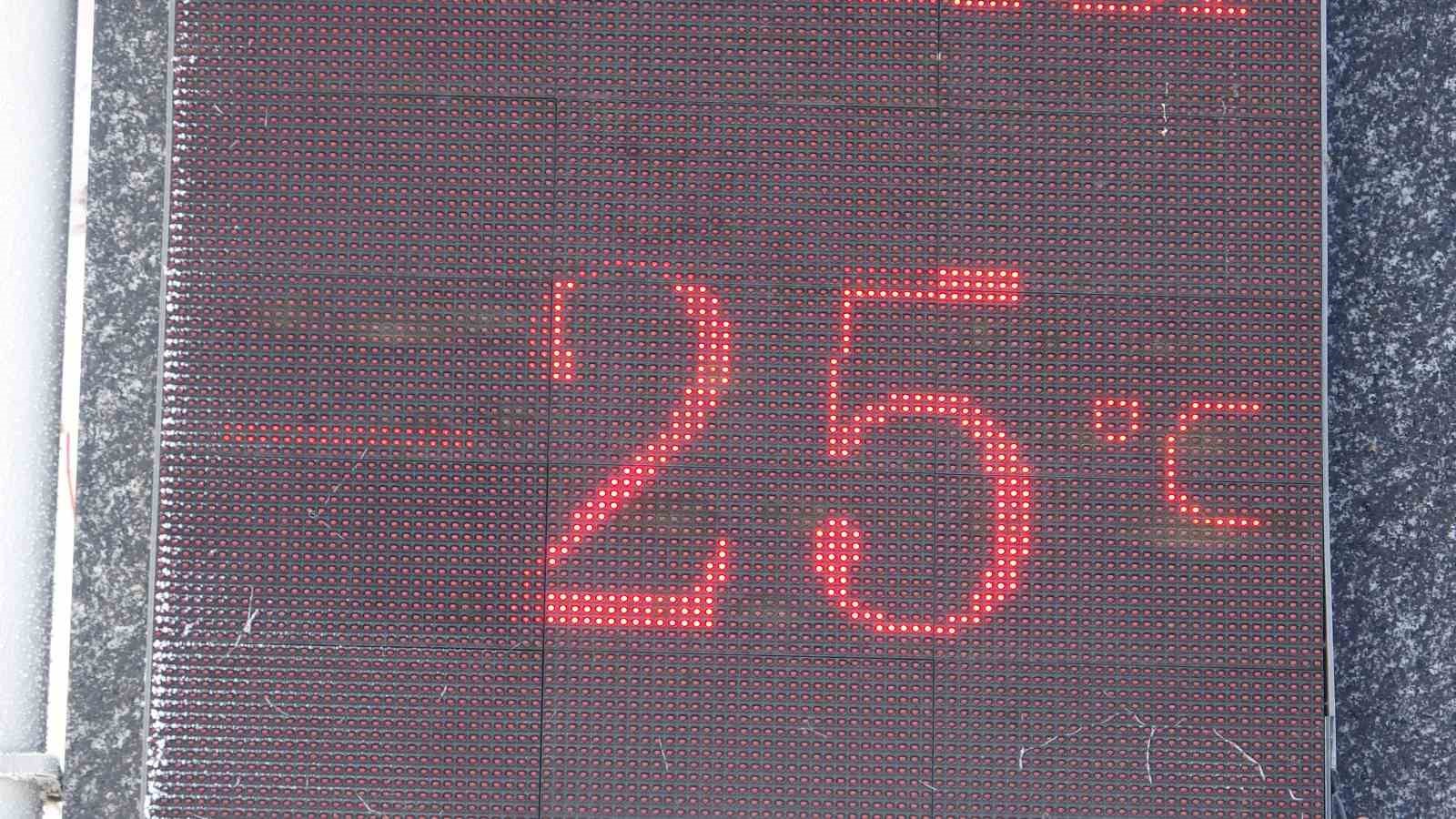 Ardahan dondu; Göle eksi 39,7’yi gördü
Ardahan dondu; Göle eksi 39,7’yi gördü