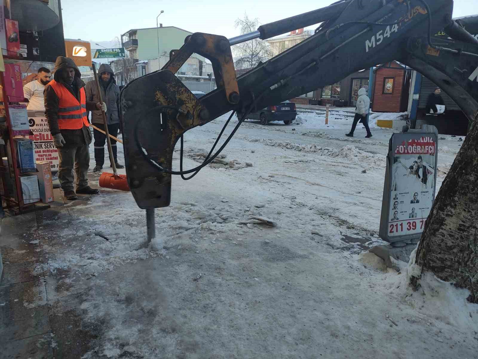 Ardahan’da 3 gün süren yağışın ardından cadde ve sokaklardaki karlar temizleniyor

