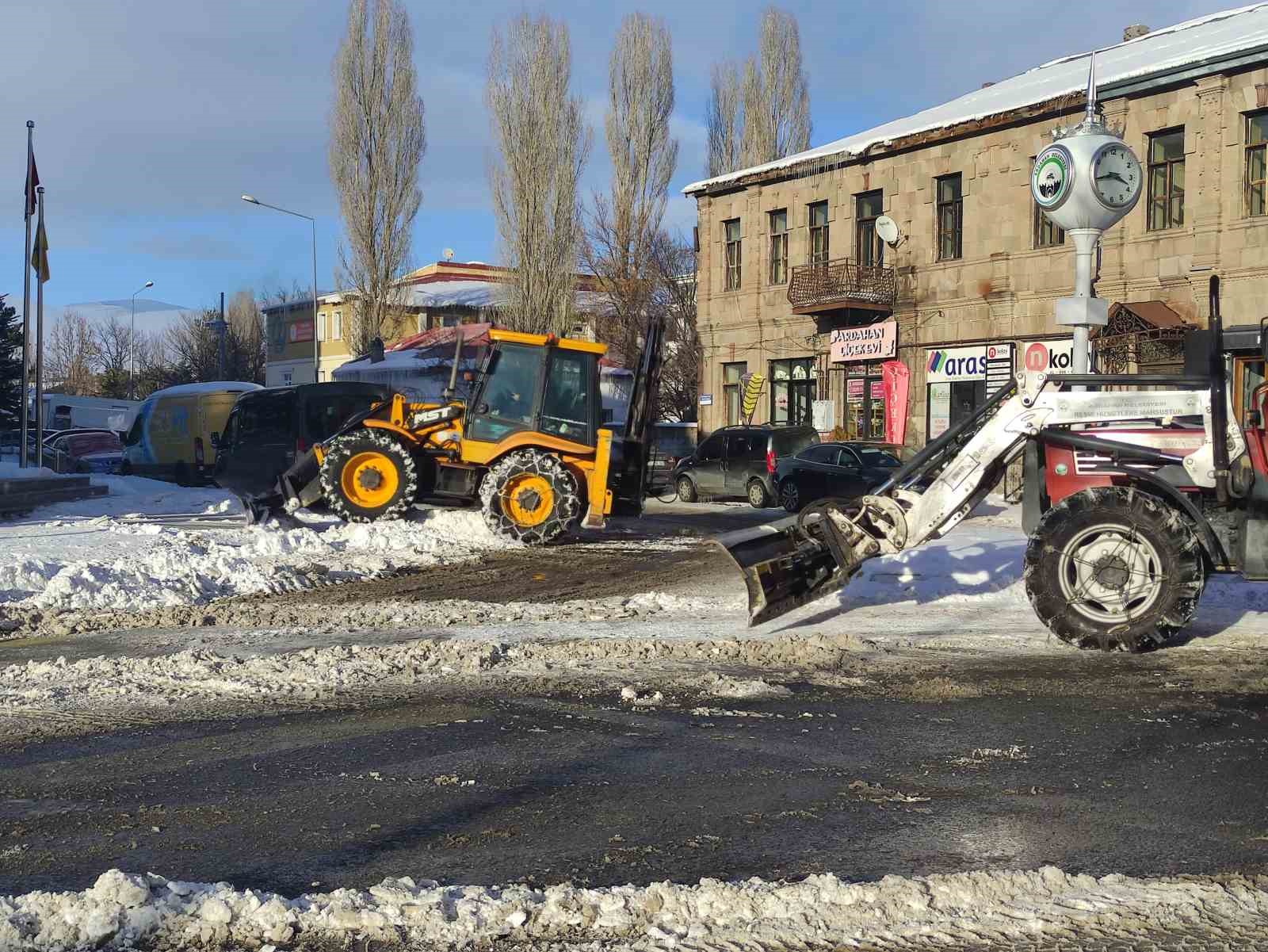 Ardahan’da 3 gün süren yağışın ardından cadde ve sokaklardaki karlar temizleniyor
