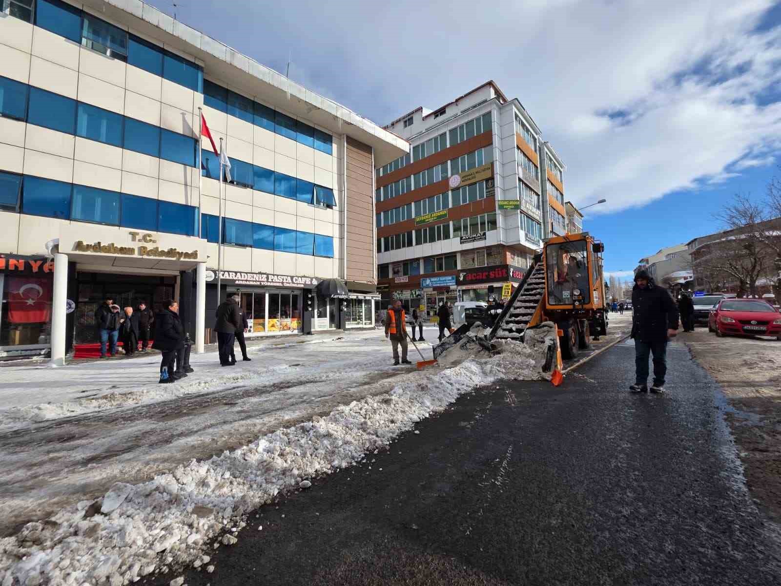 Ardahan’da 3 gün süren yağışın ardından cadde ve sokaklardaki karlar temizleniyor
