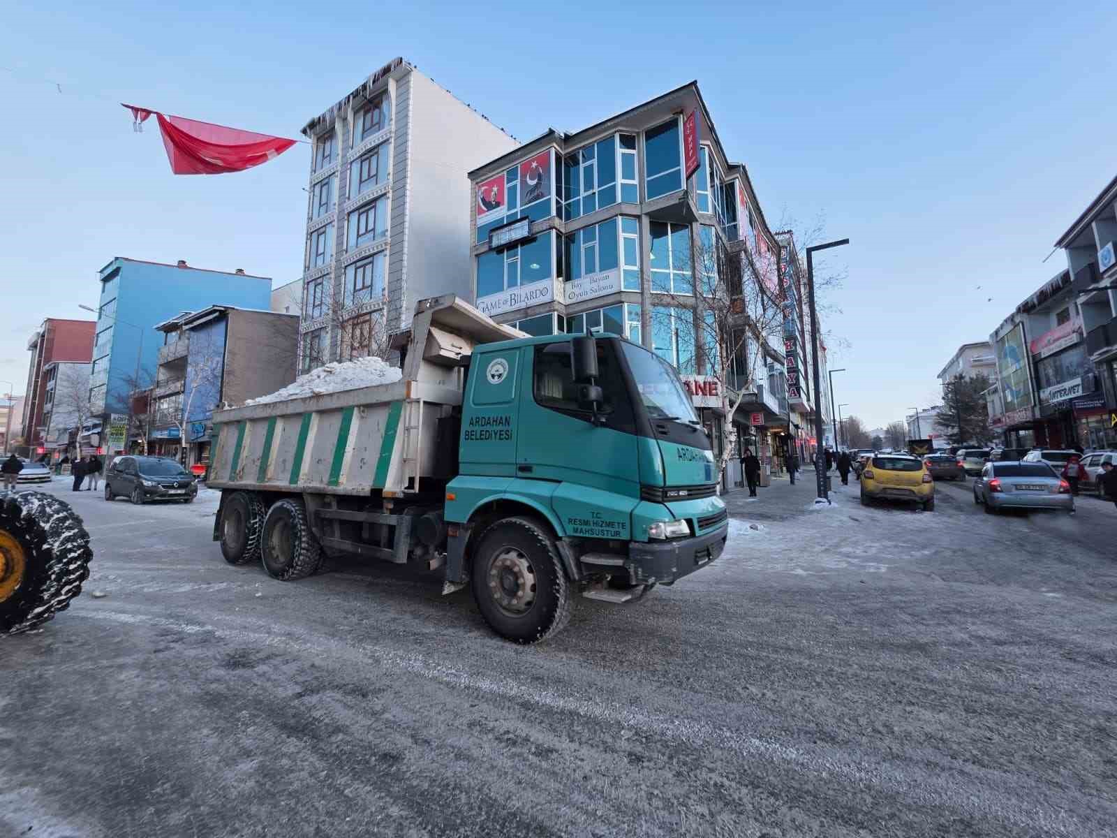 Ardahan’da 3 gün süren yağışın ardından cadde ve sokaklardaki karlar temizleniyor
