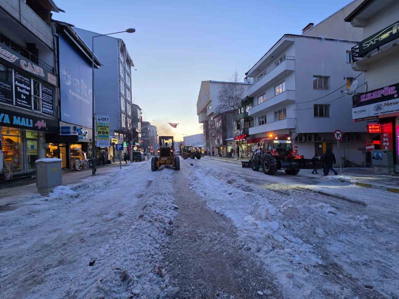Ardahan’da 3 gün süren yağışın ardından cadde ve sokaklardaki karlar temizleniyor
