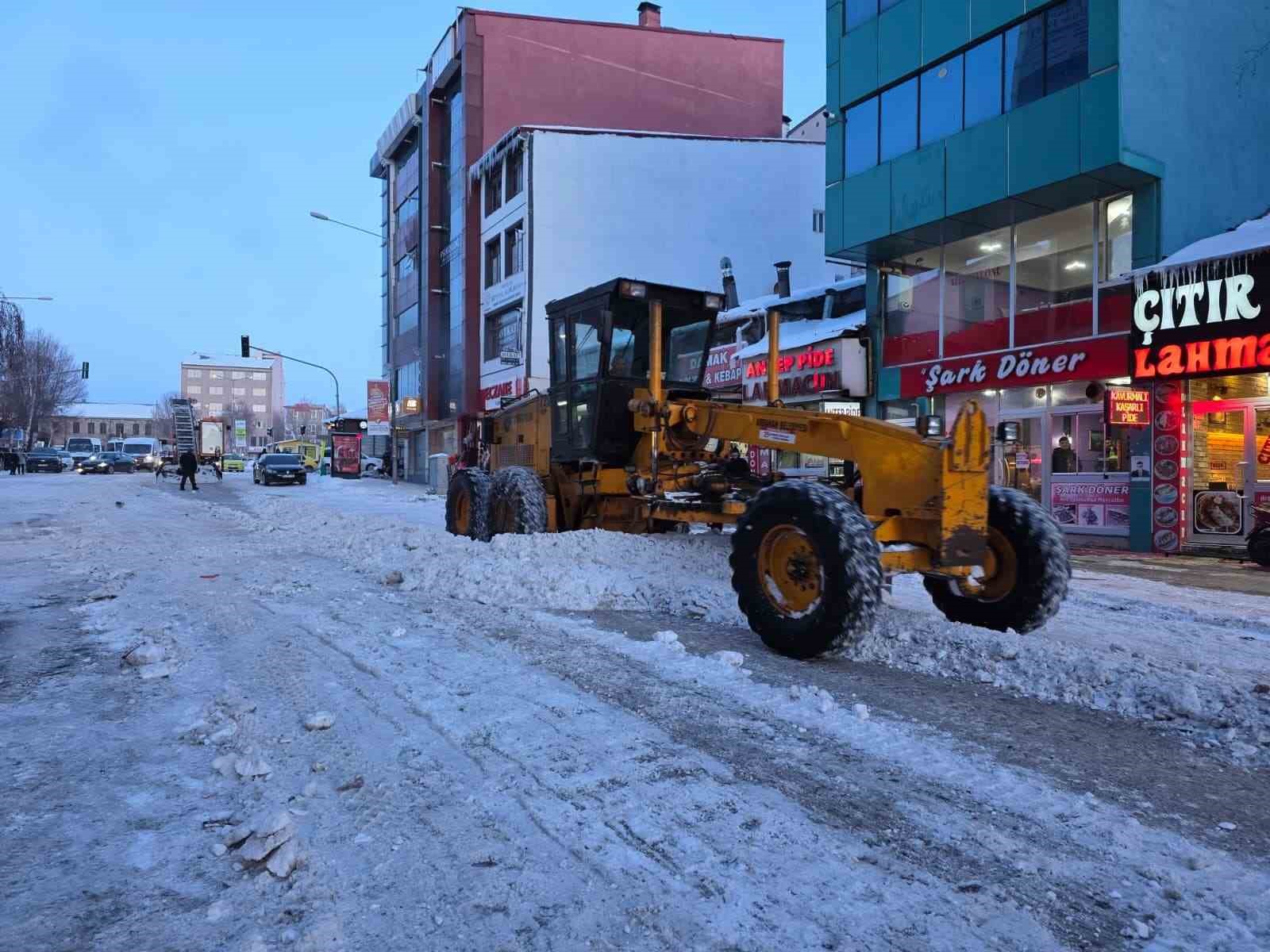 Ardahan’da 3 gün süren yağışın ardından cadde ve sokaklardaki karlar temizleniyor
