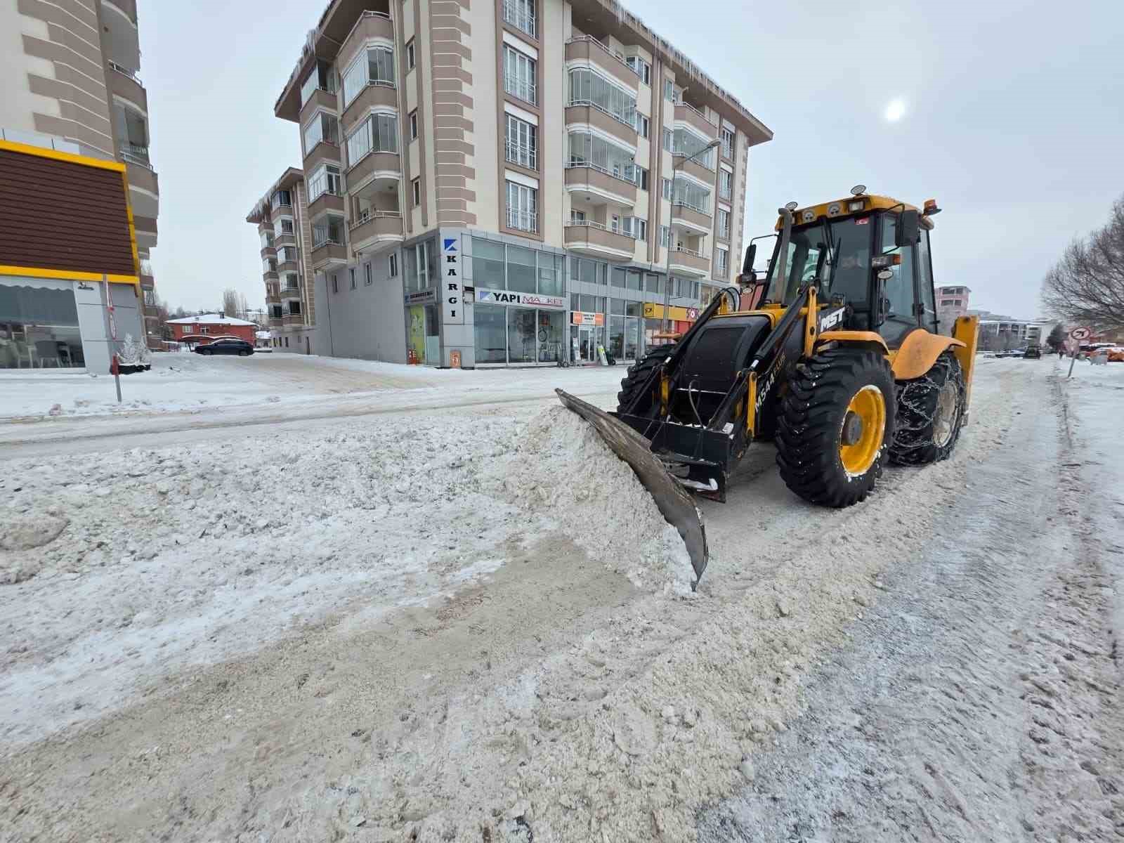 Ardahan’da 3 gün süren yağışın ardından cadde ve sokaklardaki karlar temizleniyor
