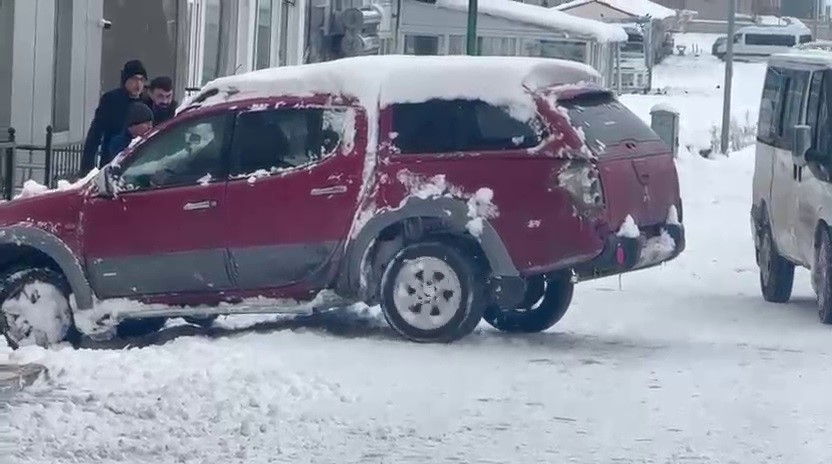 Ardahan’da buz tutan yolda araçlar ilerleyemedi

