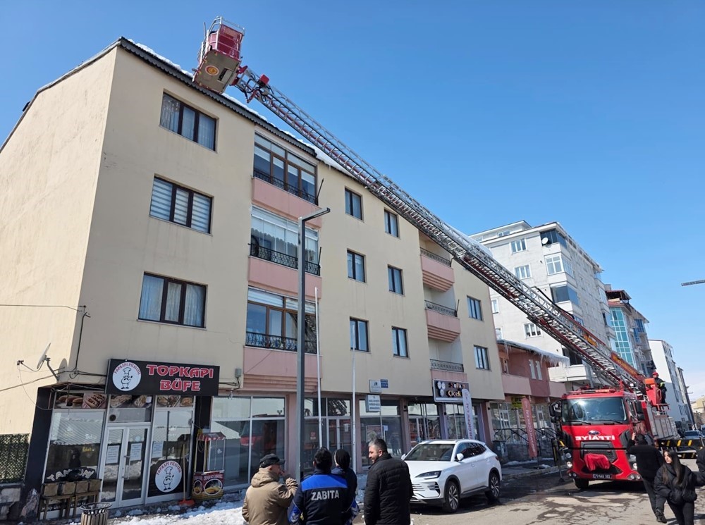 Ardahan’da çatılarda tehlike oluşturan buz sarkıtları temizleniyor
