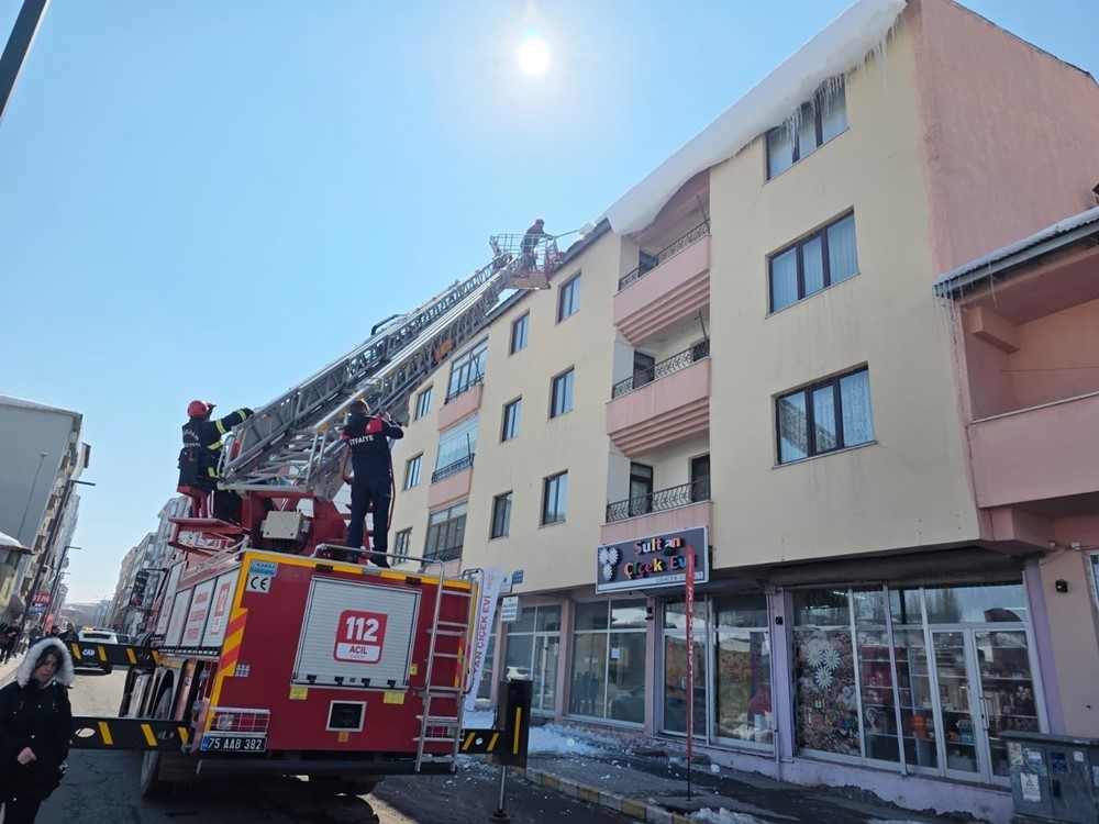 Ardahan’da çatılarda tehlike oluşturan buz sarkıtları temizleniyor
