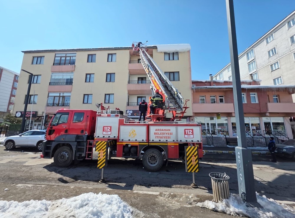 Ardahan’da çatılarda tehlike oluşturan buz sarkıtları temizleniyor
