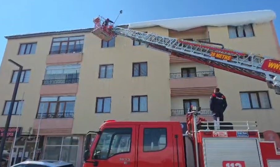 Ardahan’da çatılarda tehlike oluşturan buz sarkıtları temizleniyor
