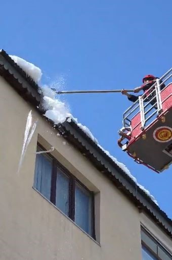 Ardahan’da çatılarda tehlike oluşturan buz sarkıtları temizleniyor
