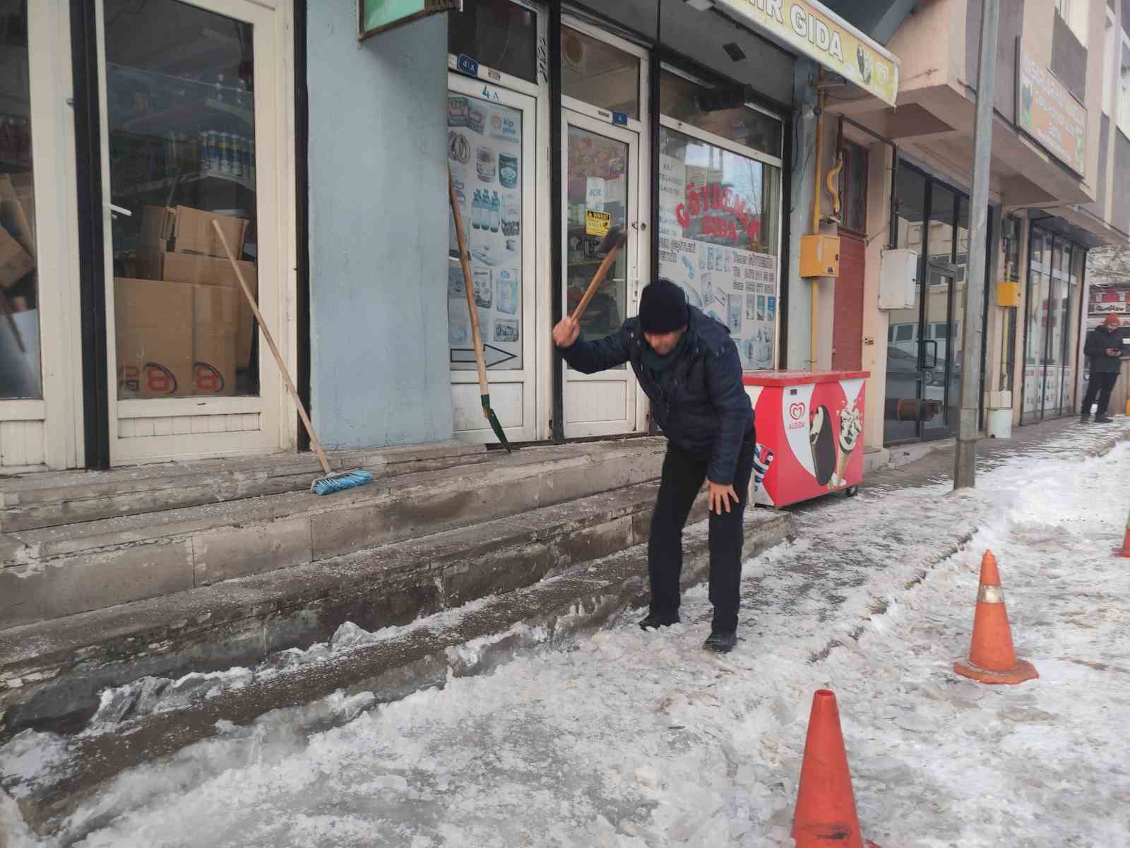 Ardahan’da dondurucu soğuk ağaçları kırağıyla kapladı
