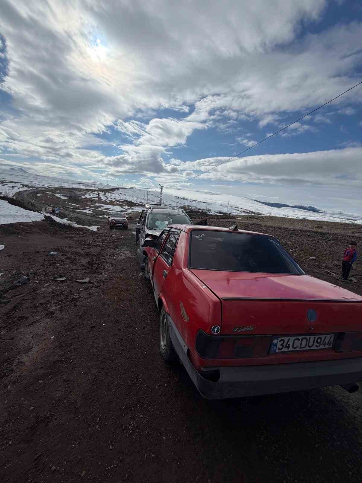 Ardahan’da iki otomobil kafa kafaya çarpıştı: 2 yaralı
