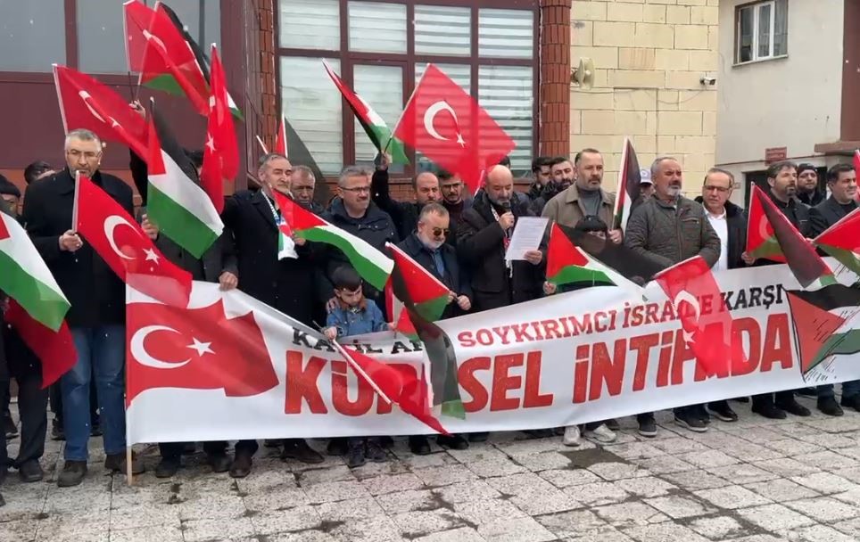 Ardahan’da İsrail’in Filistinli esirleri hedef alan "idam yasası" protesto edildi
Ardahan’da İsrail’in Filistinli esirleri hedef alan "idam yasası" protesto edildi