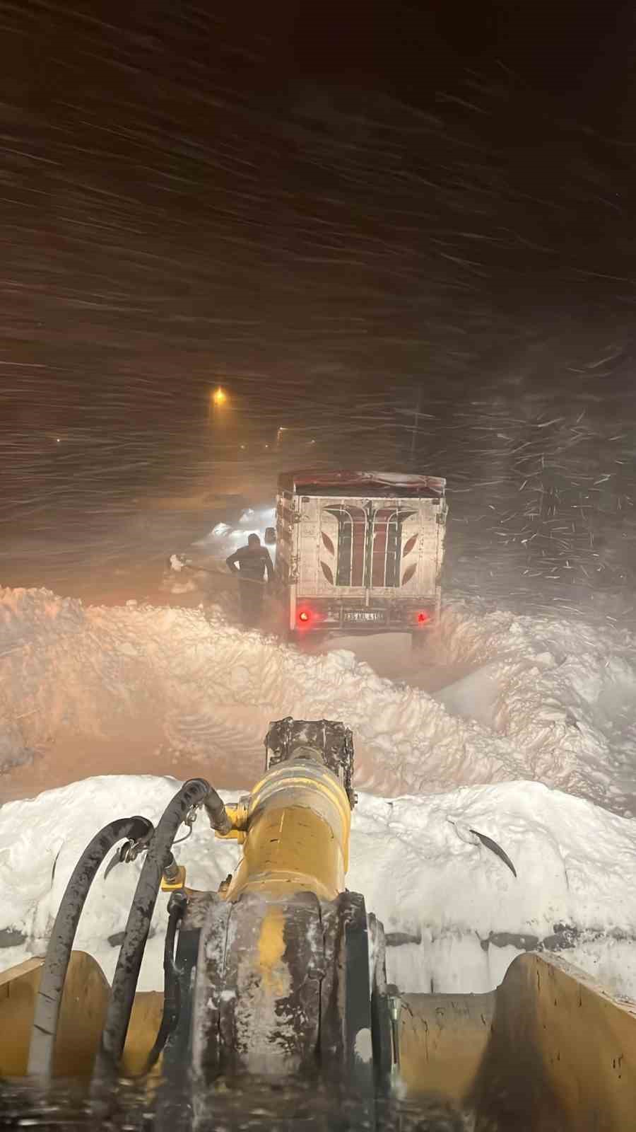 Ardahan’da kar yağışı nedeniyle 35 köy yolu ulaşıma kapandı
