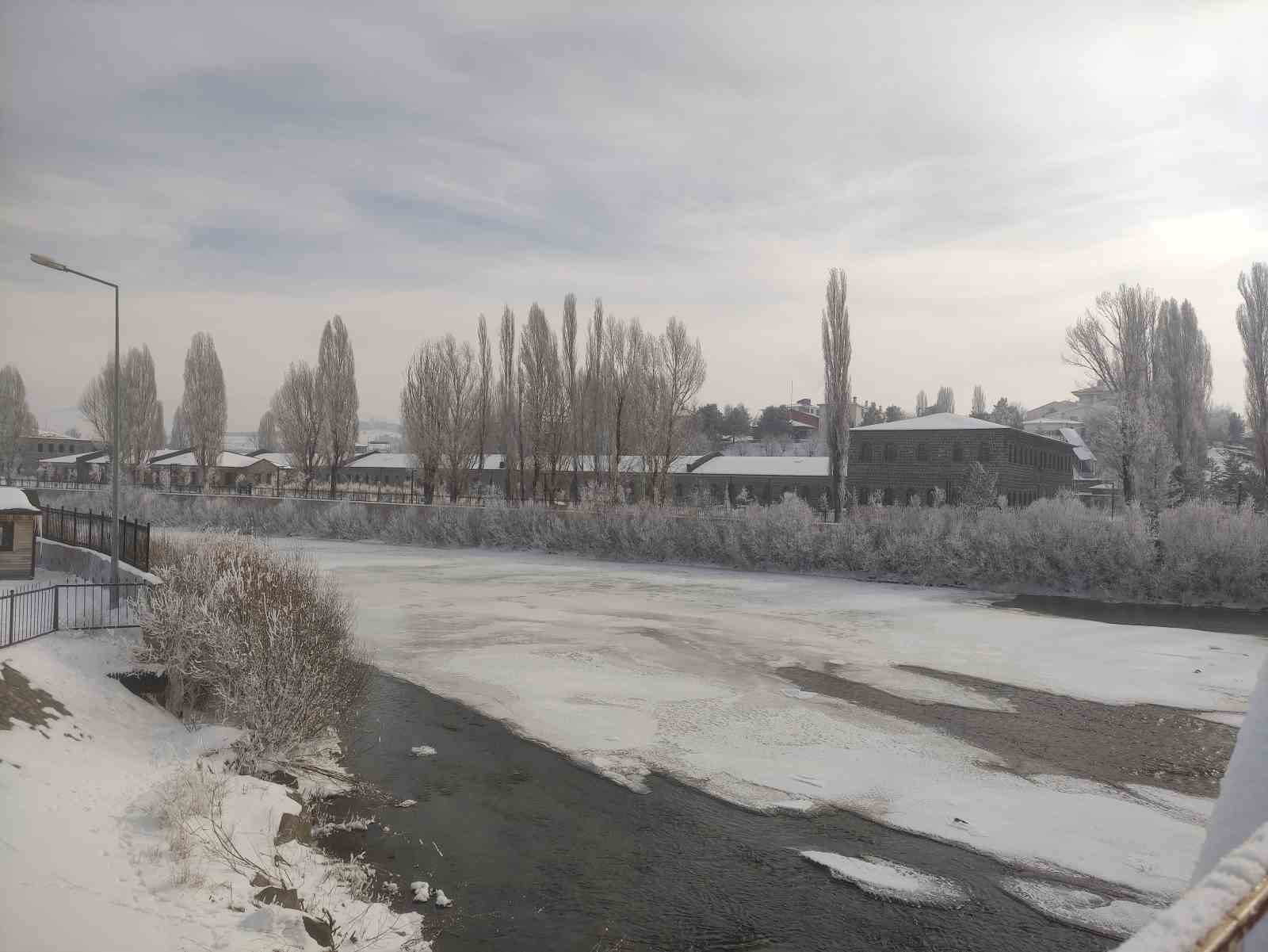 Ardahan’da kar yerini soğuk havaya bıraktı
