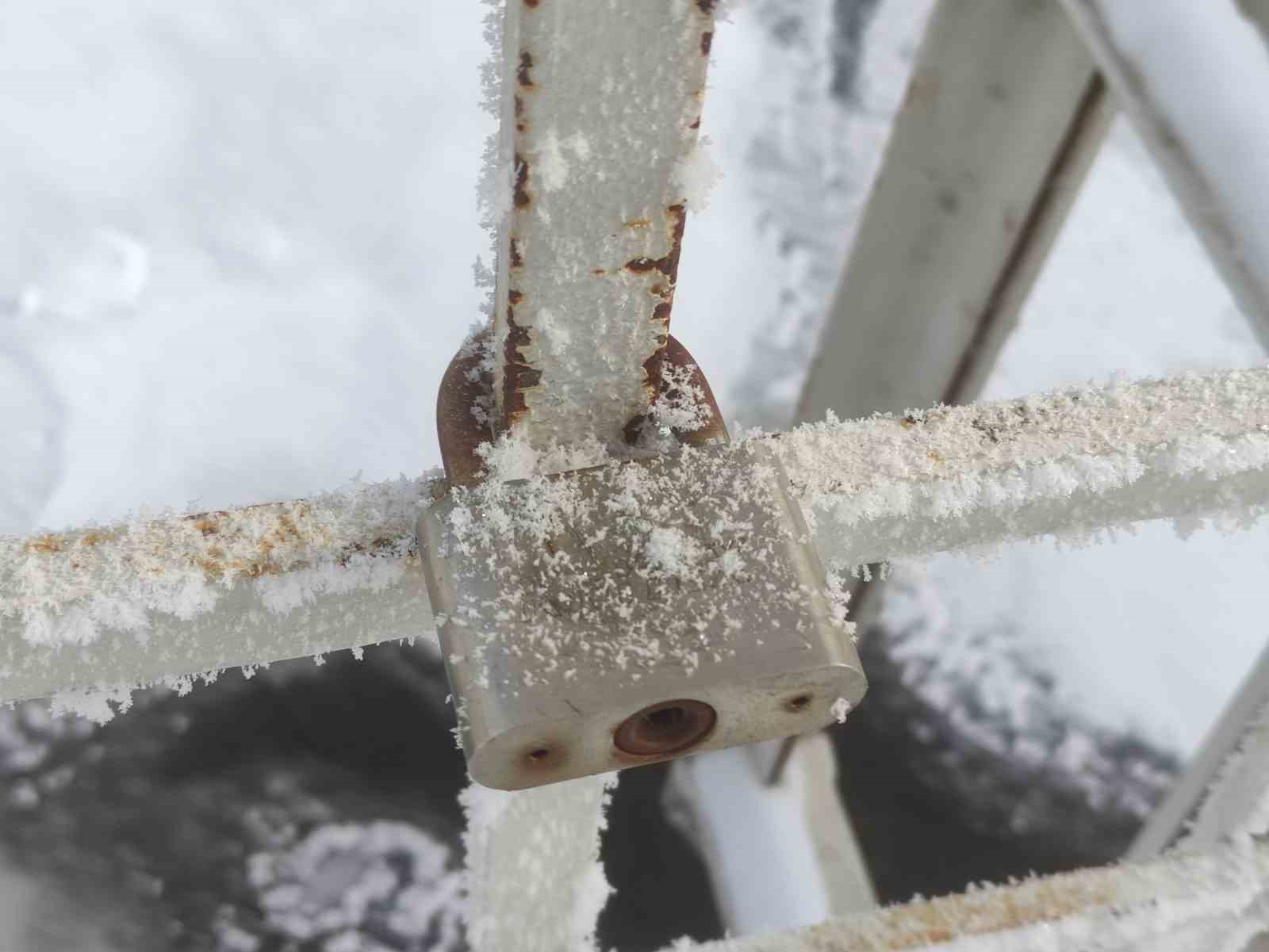 Ardahan’da kar yerini soğuk havaya bıraktı
