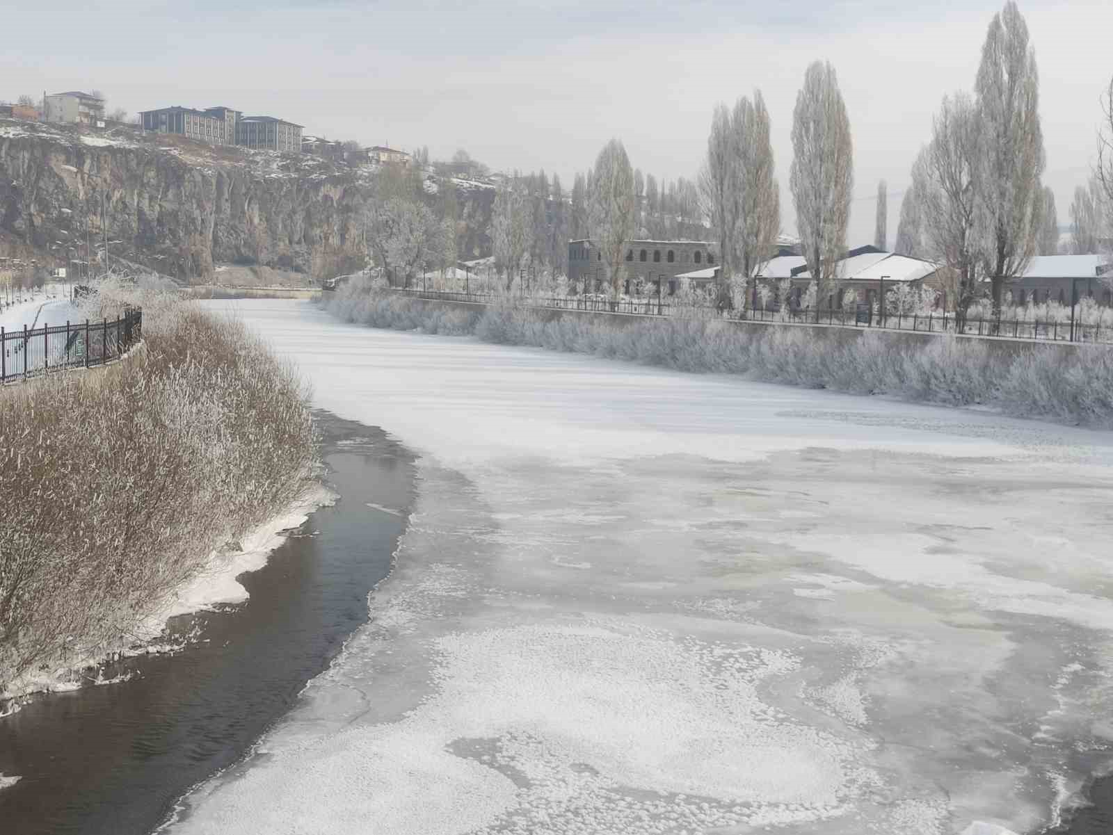 Ardahan’da kar yerini soğuk havaya bıraktı
