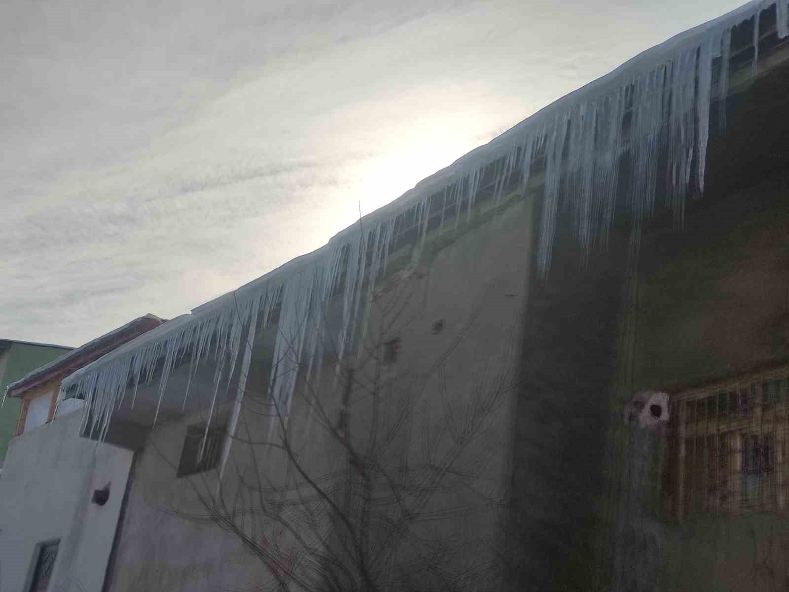 Ardahan’da kar yerini soğuk havaya bıraktı
