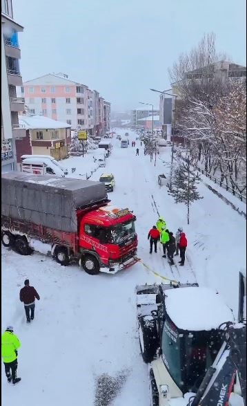 Ardahan’da karda mahsur kalanlara polis desteği
