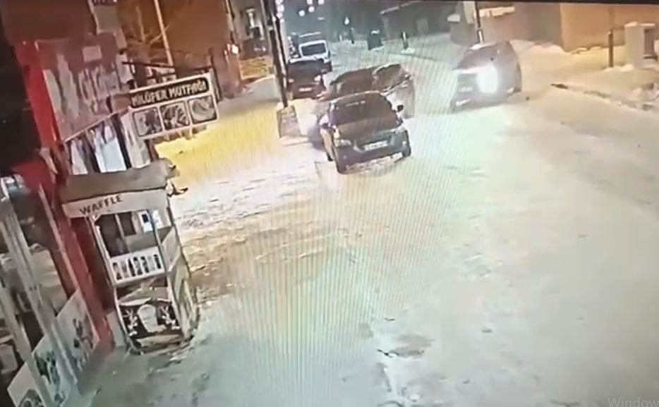 Ardahan’da otomobil iş yerine daldı

