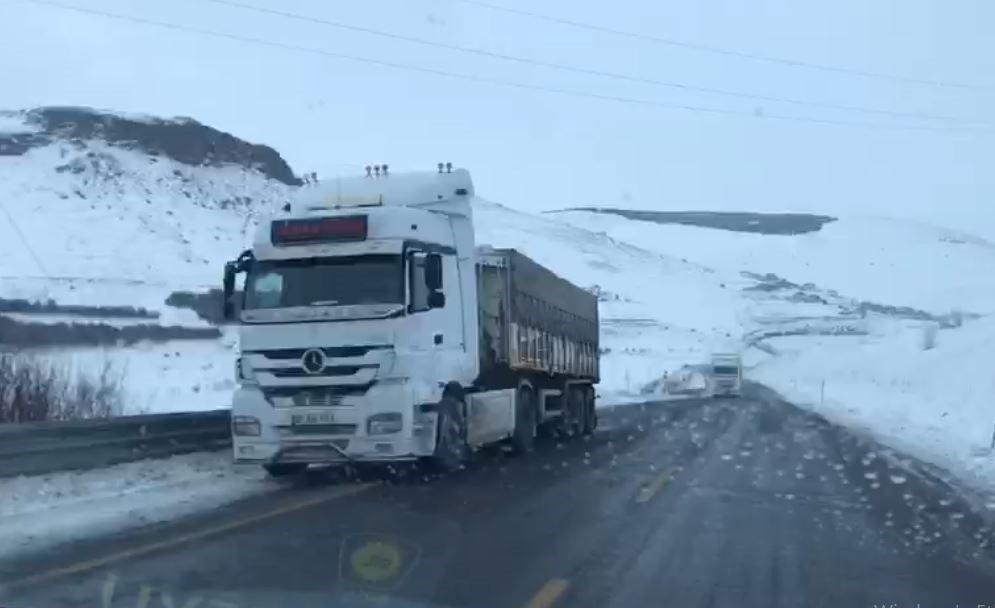 Ardahan’da ulaşıma kar ve tipi engeli
