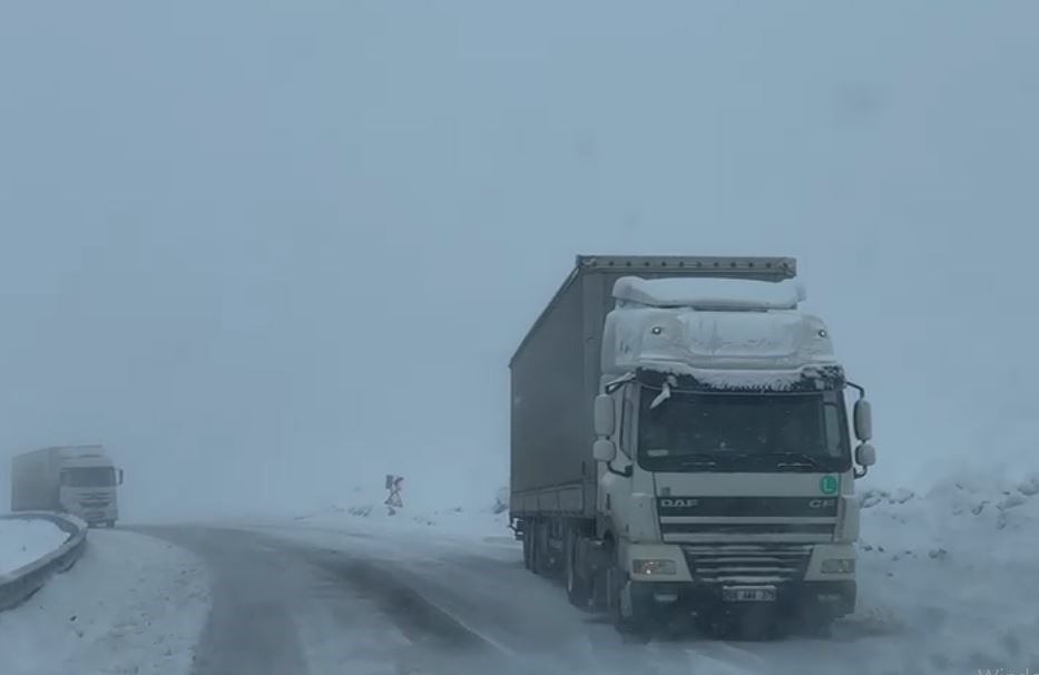 Ardahan’da ulaşıma kar ve tipi engeli

