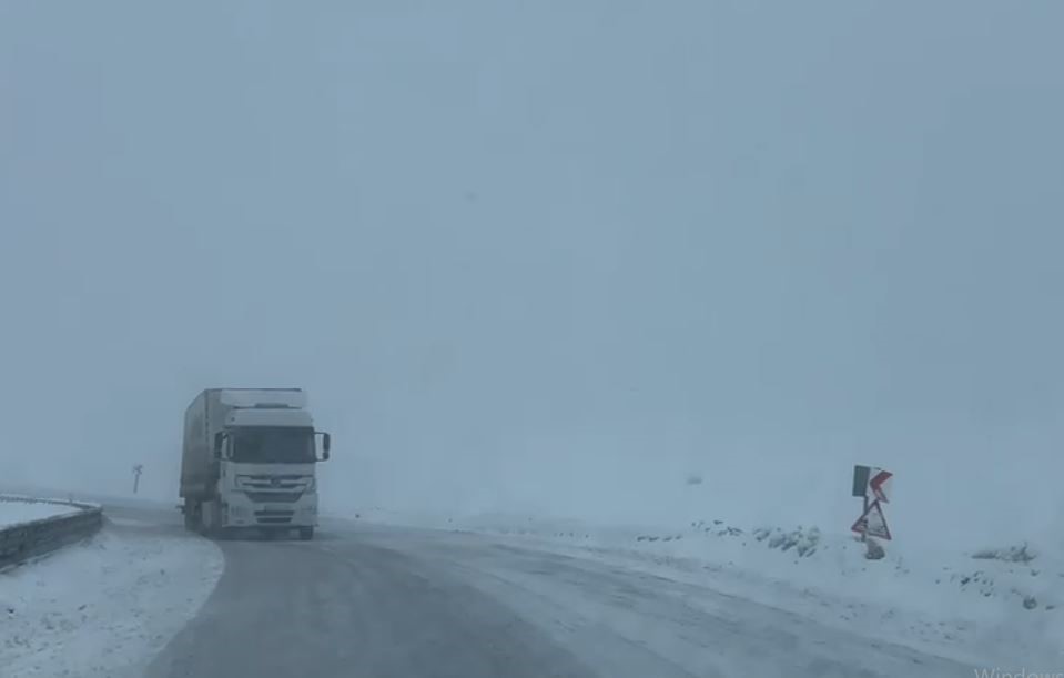 Ardahan’da ulaşıma kar ve tipi engeli
